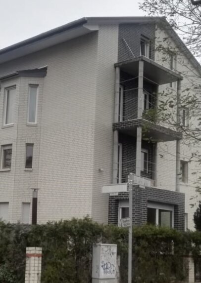 Straßenansicht nach dem Umbau und der Aufstockung eines Mehrfamilienhauses in Berlin Straßenansicht nach dem Umbau und der Aufstockung eines Mehrfamilienhauses in Berlin