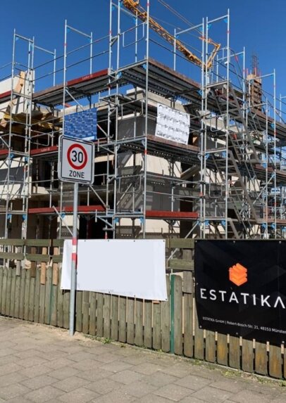 Außenansicht Gerüst vom Neubau Mehrfamilienhaus in Osnabrück (Niedersachsen)