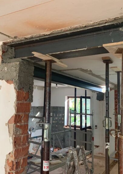 Stahlträger vom Dachausbau Einfamilienhaus in München (Bayern)