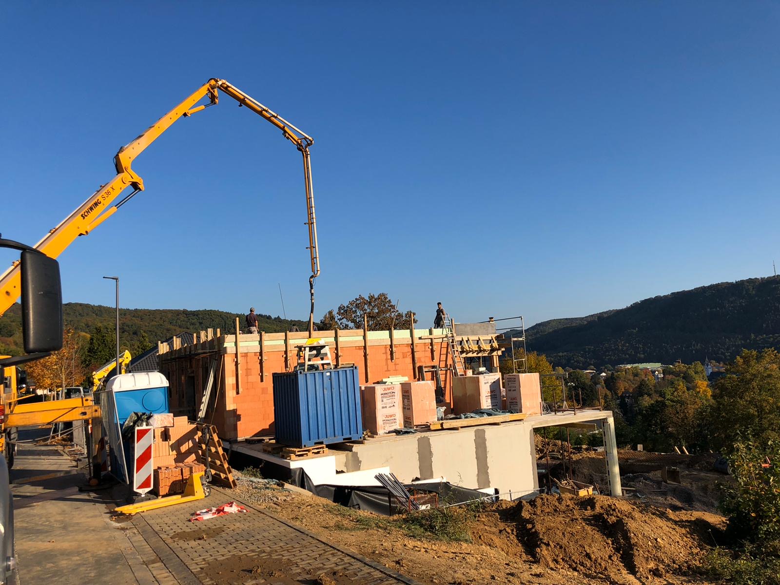 Straßenansicht (Rohbau) vom Neubau eines Einfamilienhauses (Hanglage) bei Koblenz (Rheinland-Pfalz)