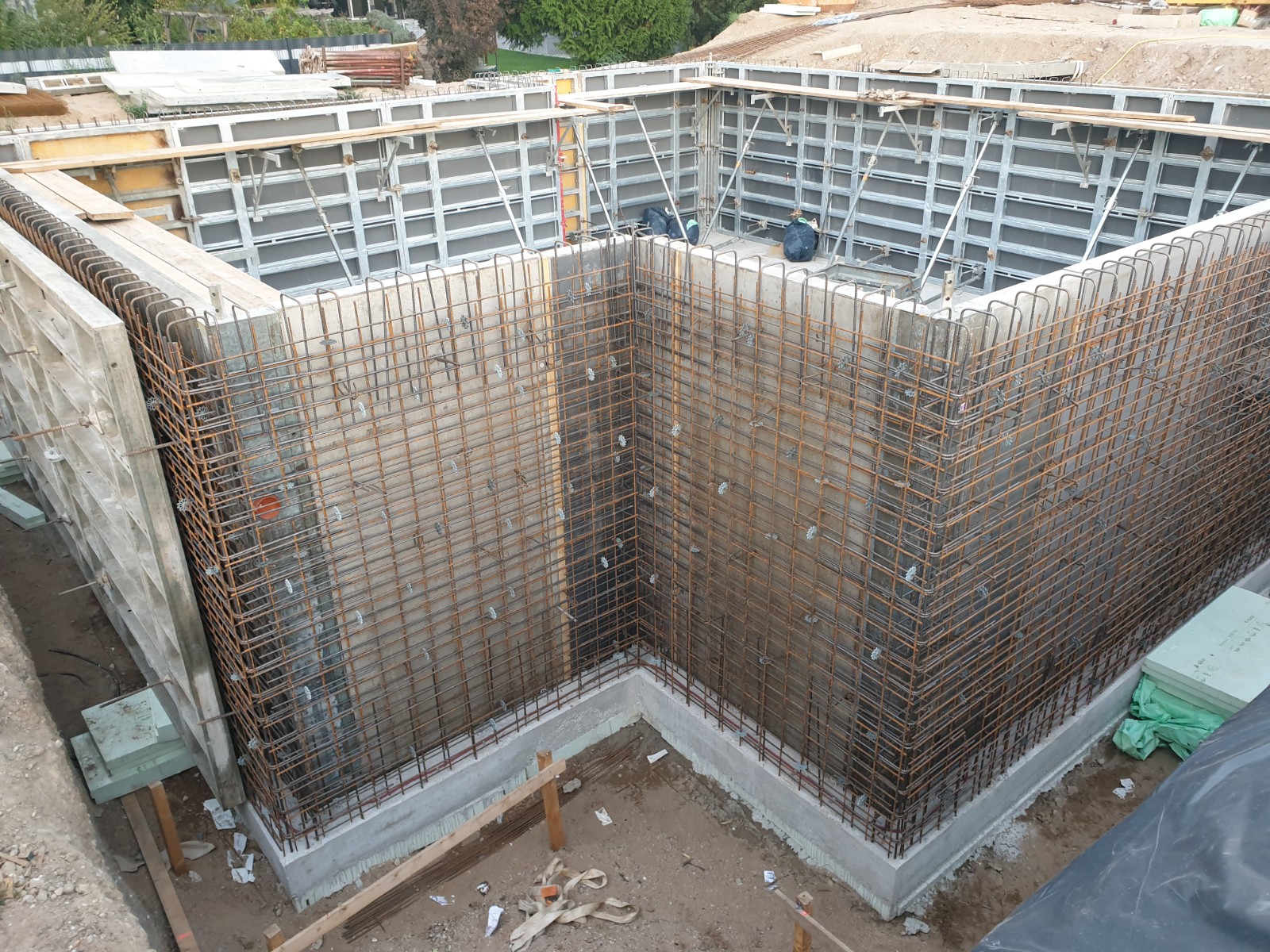 Kellerwände (Ortbetonbauweise) vom Neubau eines Einfamilienhauses mit Garage in Karlsruhe (Baden-Württemberg)