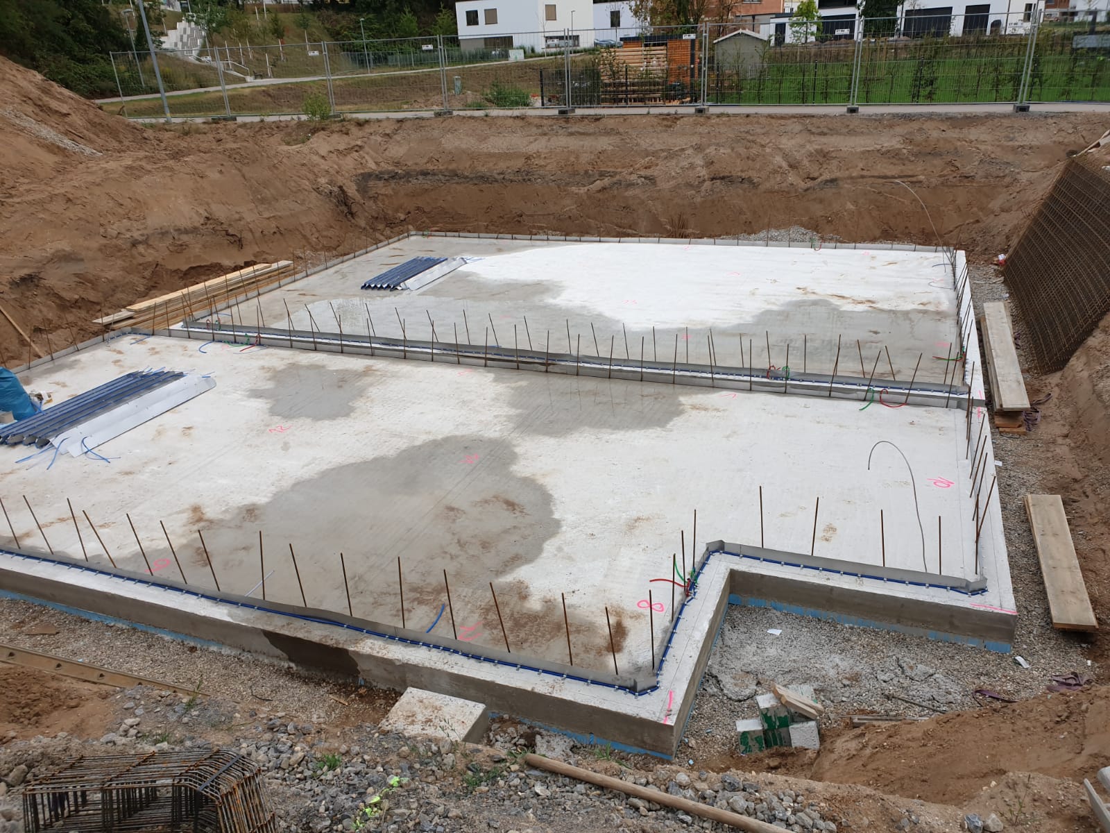 Bodenplatte vom Neubau eines Einfamilienhauses mit Garage in Karlsruhe (Baden-Württemberg)