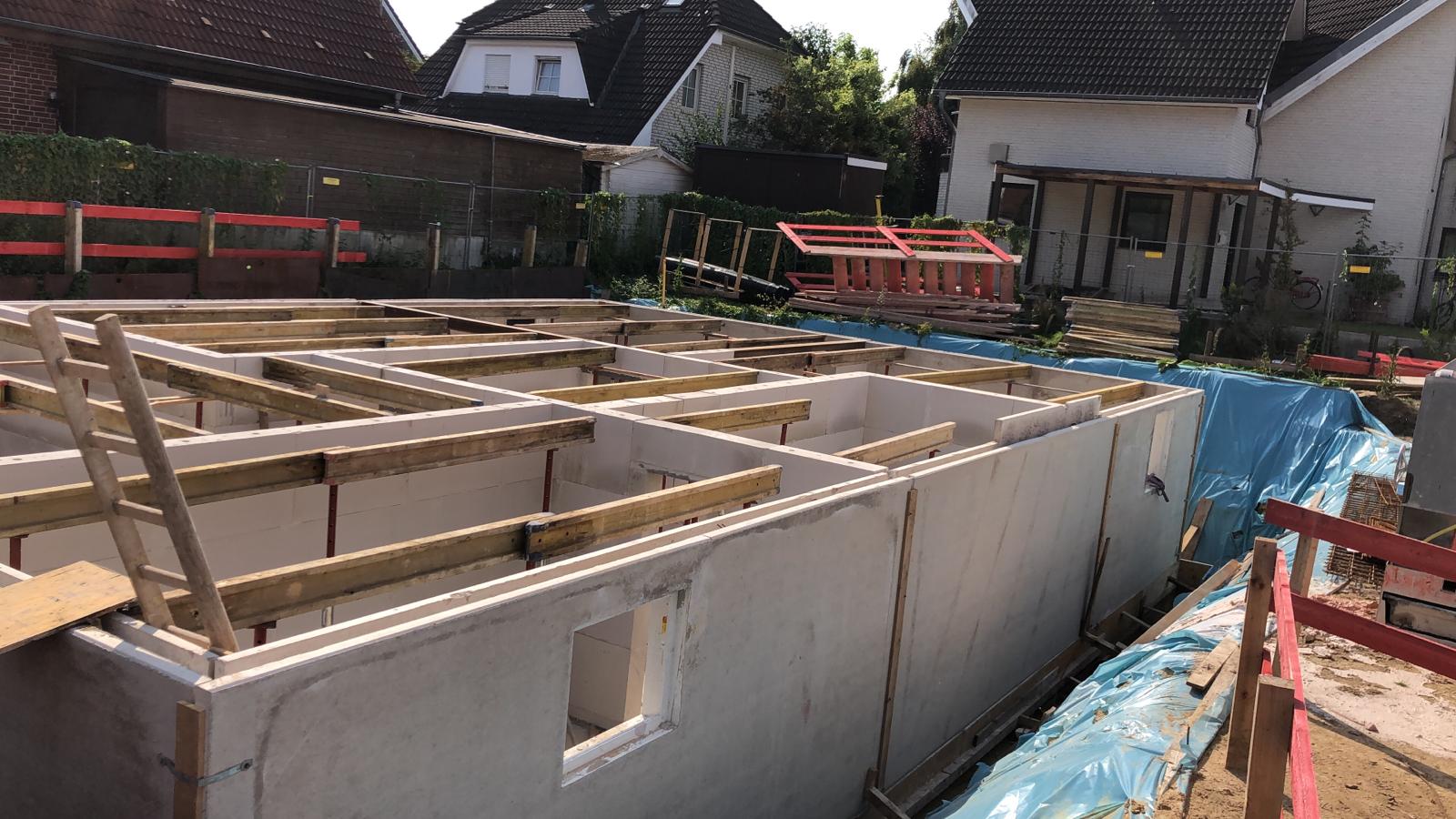 Keller mit Halbfertigteilwänden beim Neubau von drei Mehrfamilienhäusern in Münster (NRW)