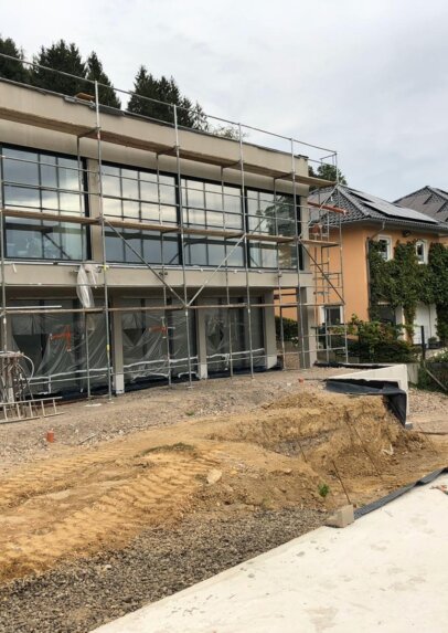 Rückansicht (Rohbau) vom Neubau eines Einfamilienhauses (Hanglage) bei Koblenz (Rheinland-Pfalz)