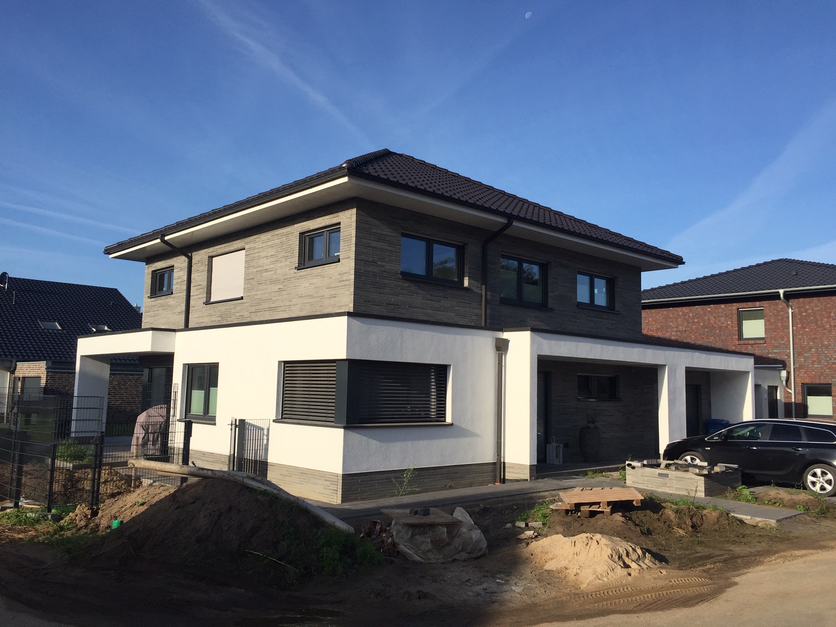 Außenansicht von einem zweigeschossigen Neubau Einfamilienhauses in Ibbenbüren (NRW)