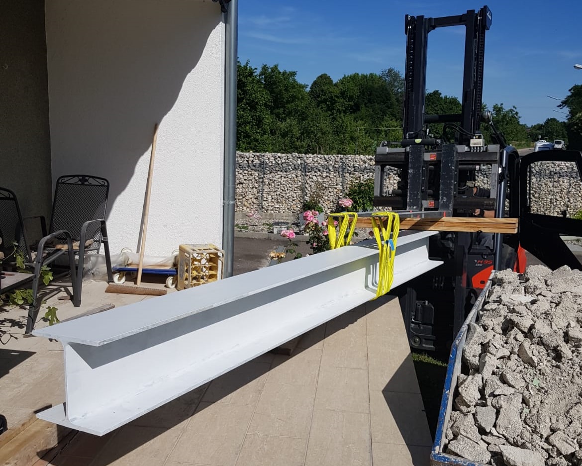 Einbau des Stahlträgers für den Wanddurchbruch (Umbau) in einem Wohnhaus in Augsburg (Bayern)