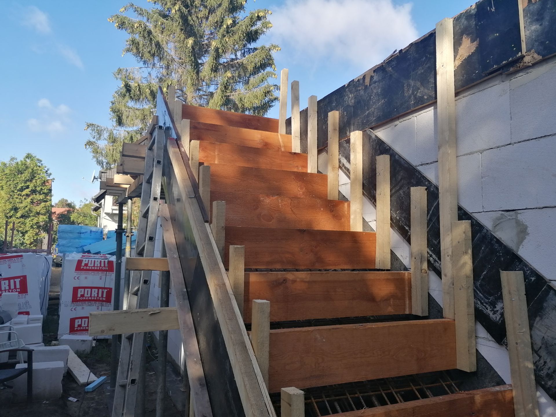Eingeschalte Treppe im Neubau Mehrfamilienhaus in Berlin