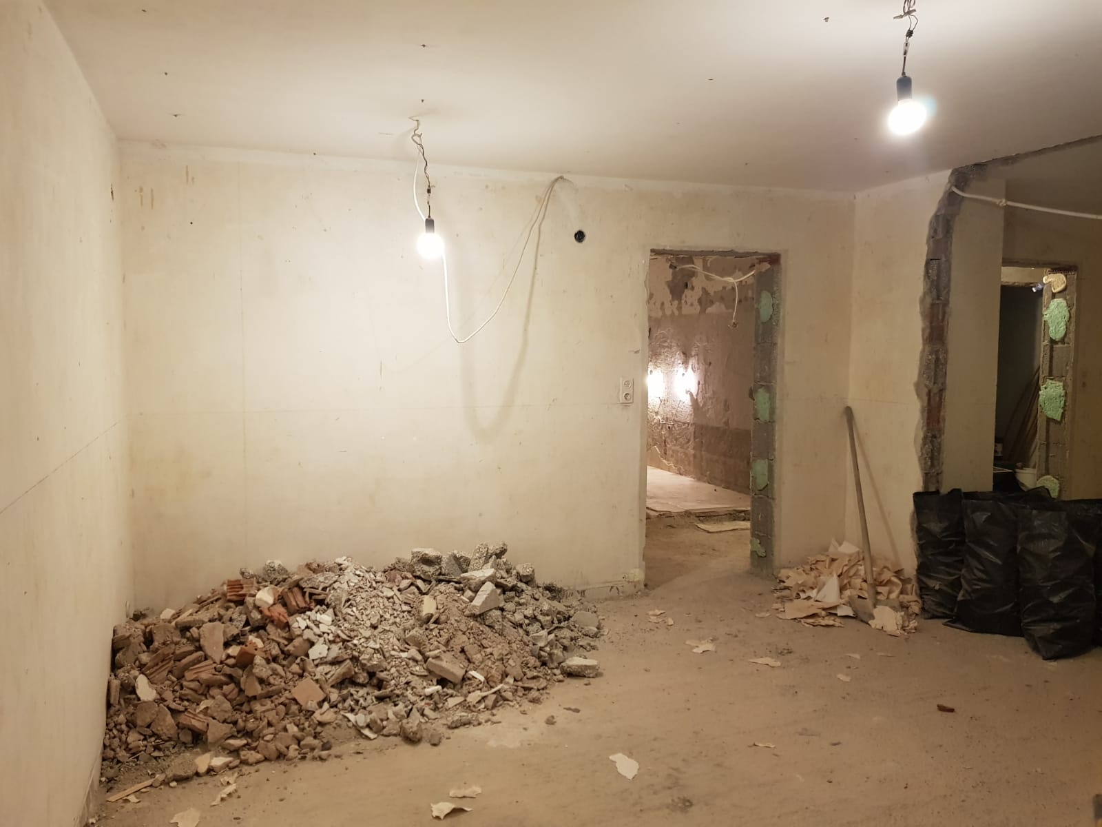 Abbruchmaßnahmen für den Wanddurchbruch (Umbau) in einem Wohnhaus in Augsburg (Bayern)