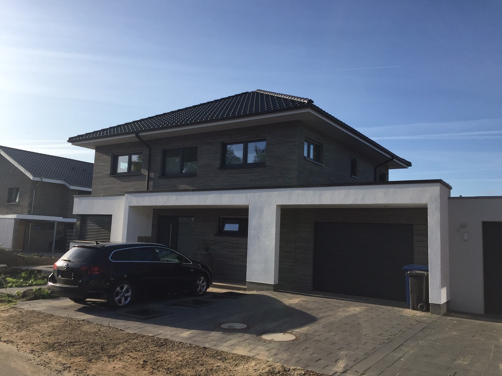 Straßenansicht von einem zweigeschossigen Neubau Einfamilienhauses in Ibbenbüren (NRW)