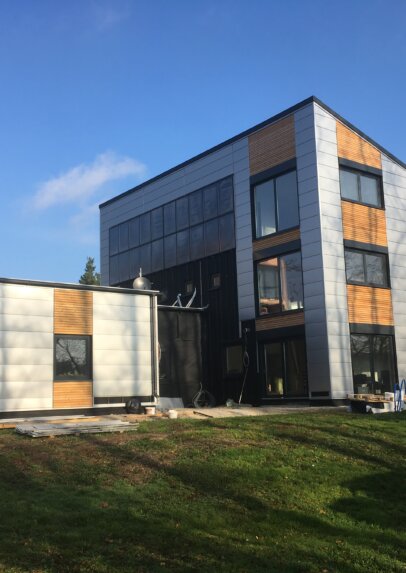 Außenansicht Fassade eines Neubau Bürogebäudes in Fürth (Bayern) Außenansicht Fassade eines Neubau Bürogebäudes in Fürth (Bayern)