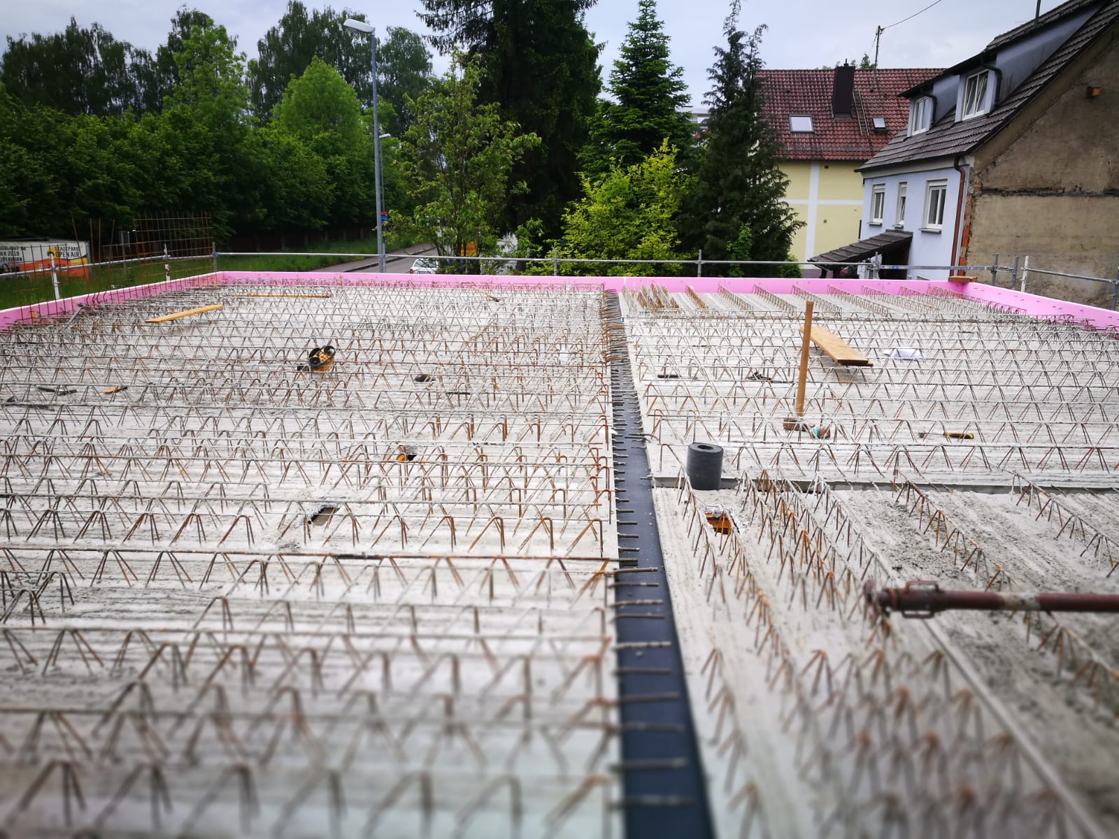Ansicht Rohbaudecke (Halbfertigteile) einer Neubau Pension bei Ulm (Baden-Württemberg)