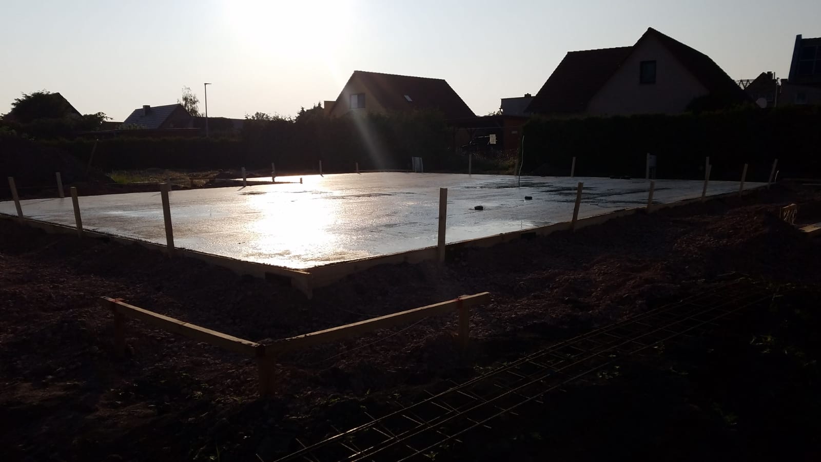 Betonage der Bodenplatte bei einem Neubau eines Einfamilienhauses in Leipzig (Sachsen)