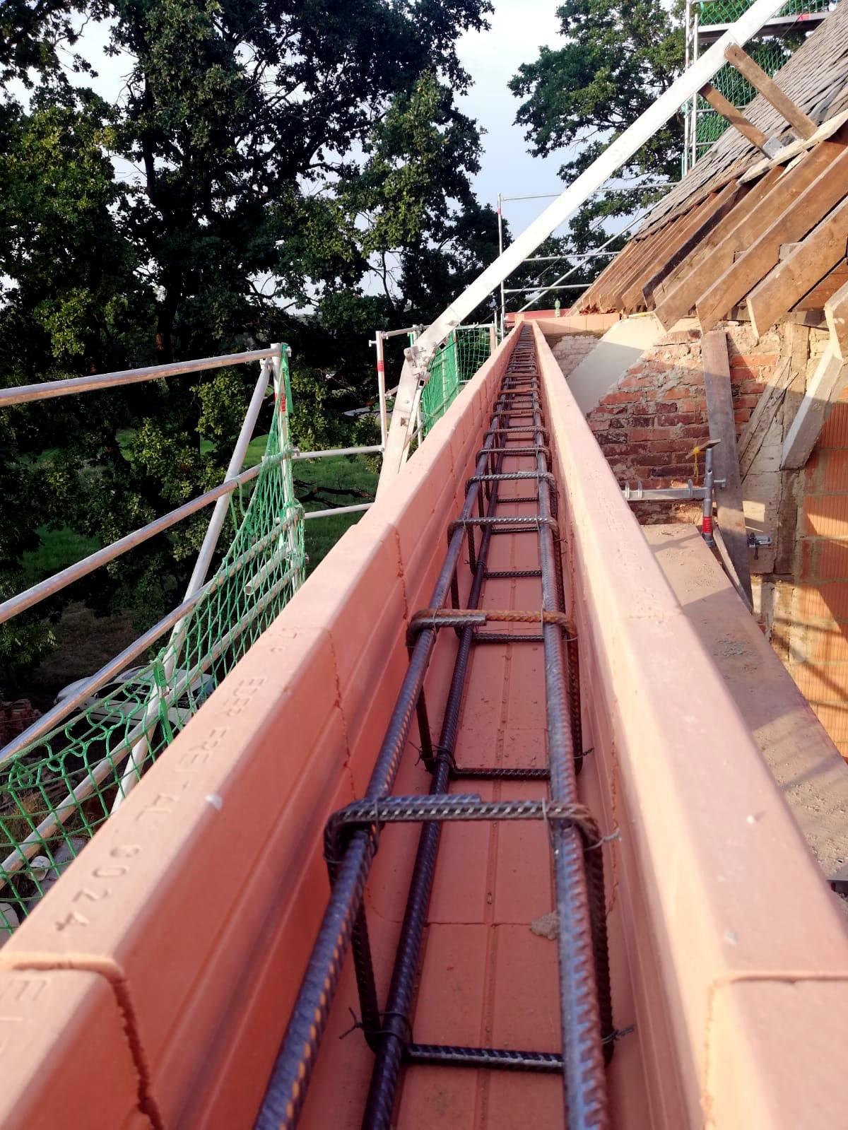 Traufseitiger Ziegelrähm mit Bewehrung bei einem Umbau eines Mehrfamilienhauses in Chemnitz (Sachsen)