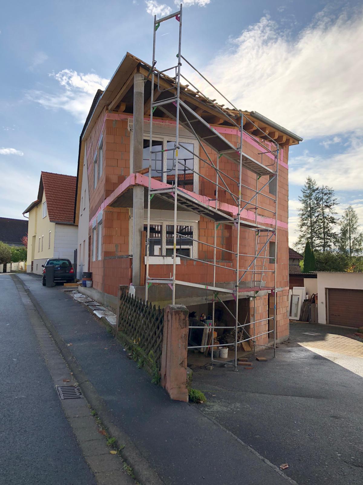Seitenansicht (Balkone) eines zweigeschossigen Anbaus an einem Wohnhaus in Frankfurt am Main (Hessen)