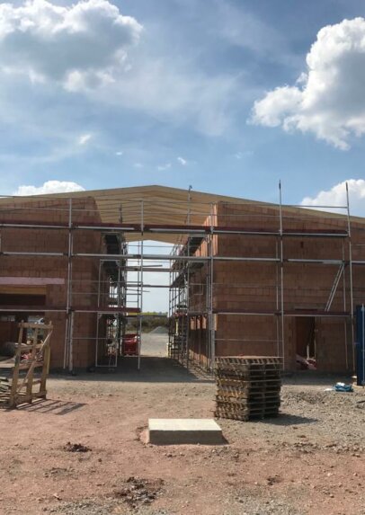 Frontansicht Neubau Halle in Erlangen (Bayern)