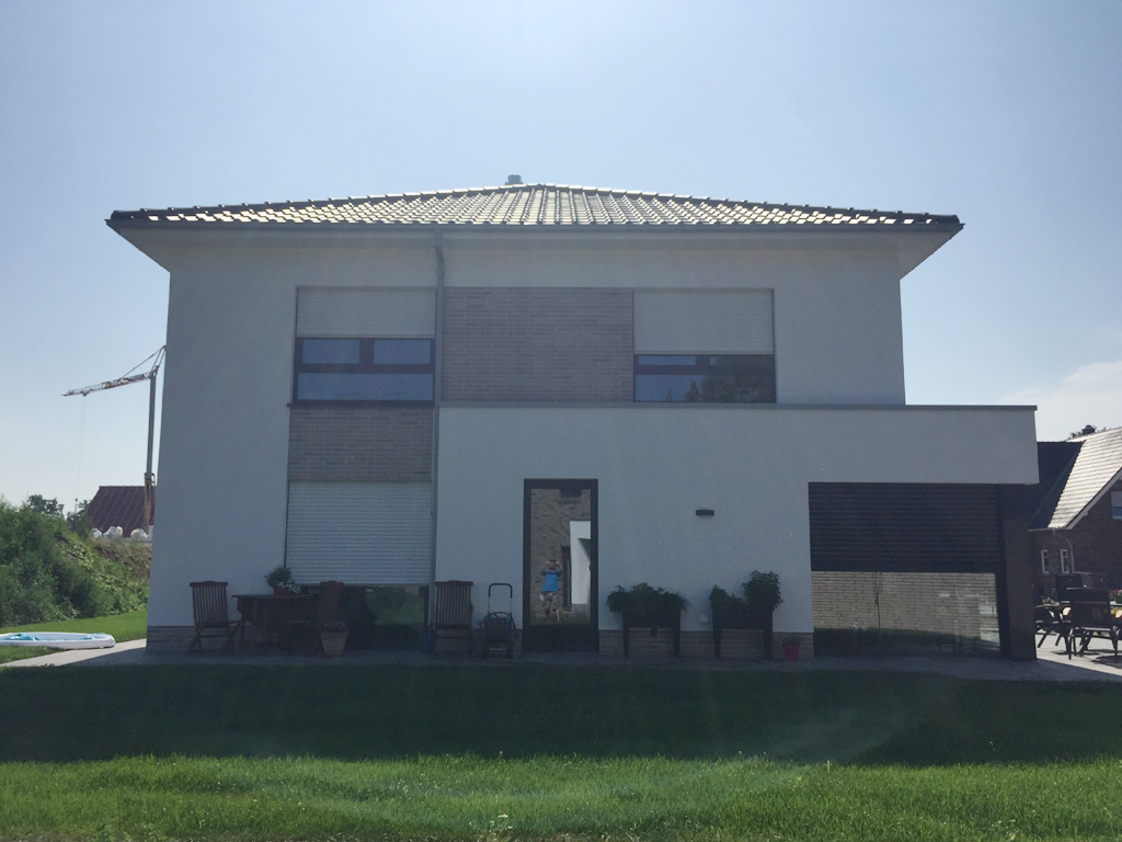 Garten-Frontalansicht eines zweigeschossigen Neubau Einfamilienhauses mit Anbau in Recke (NRW)