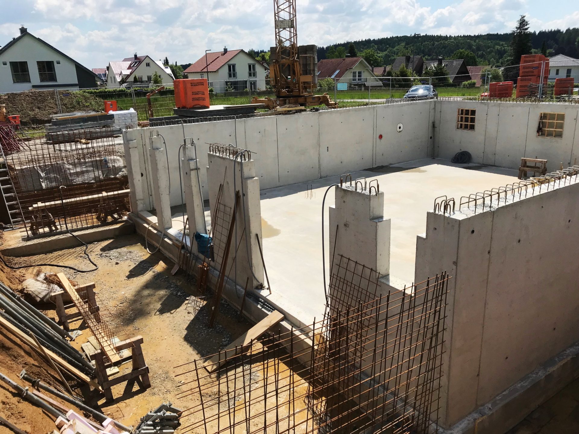Betonierte Kellerwände (Ortbetonbauweise) in einem Neubau Einfamilienhaus in Augsburg (Bayern)