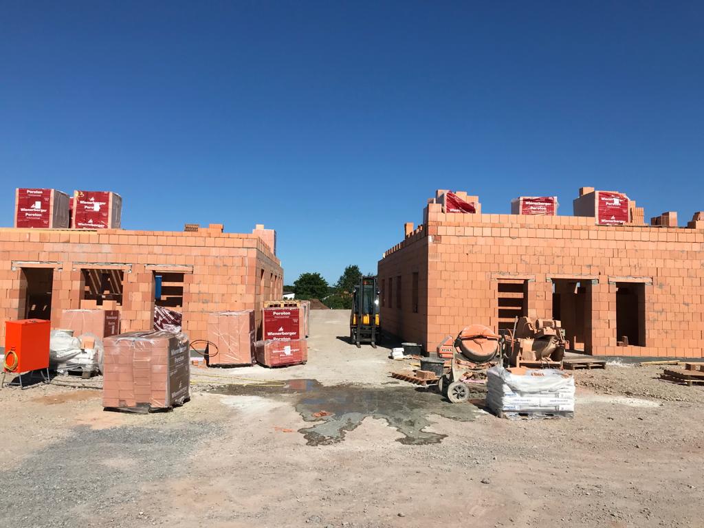 Rohbau Mauerwerk (Hochlochziegel) einer Neubau Halle in Erlangen (Bayern)