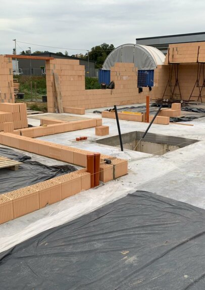 Ansicht Mauerwerk (Hochlochziegel) bei einem Neubau einer Lagerhalle bei Nürnberg (Bayern)