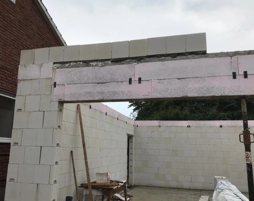 Ansicht Garagenöffnung mit Sturz (Halbfertigteil) bei dem Neubau einer Garage in Steinfurt (NRW)