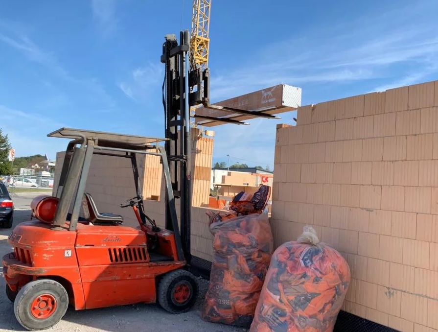 Setzen eines Rolladenkastens bei einem Neubau einer Lagerhalle bei Nürnberg (Bayern)