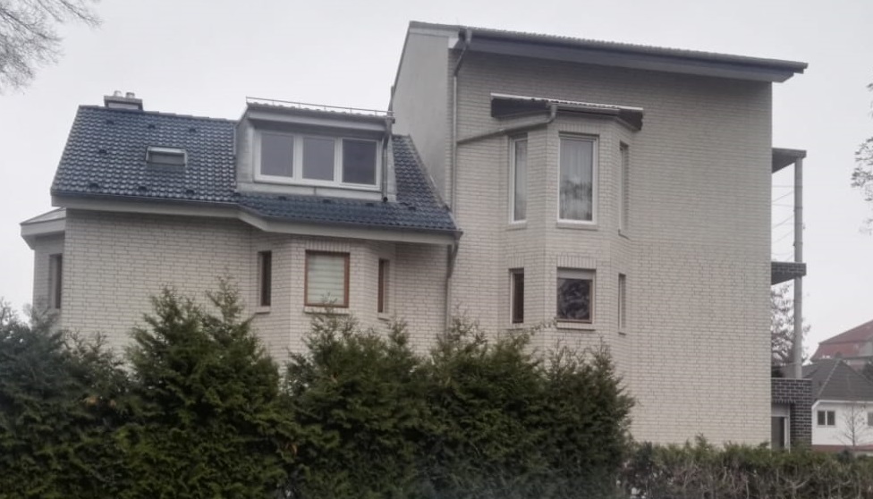 Seitenansicht nach dem Umbau und der Aufstockung eines Mehrfamilienhauses in Berlin Seitenansicht nach dem Umbau und der Aufstockung eines Mehrfamilienhauses in Berlin