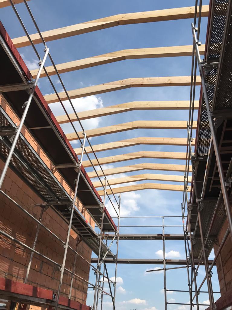 Holzbinder-Tragwerk einer Neubau Halle in Erlangen (Bayern)
