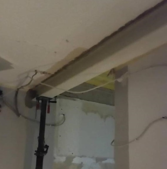 Einbau eines Stahlträgers vor dem Deckendurchbruch in einem Wohnhaus in Telgte (NRW)