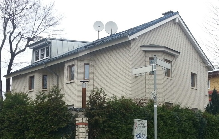 Seitenansicht vor dem Umbau und der Aufstockung eines Mehrfamilienhauses in Berlin Seitenansicht vor dem Umbau und der Aufstockung eines Mehrfamilienhauses in Berlin