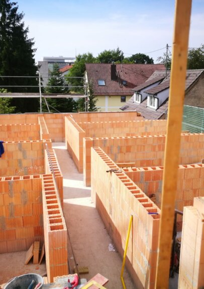 Rohbau-Mauerwerk im 2. OG (Hochlochziegel) einer Neubau Pension bei Ulm (Baden-Württemberg)