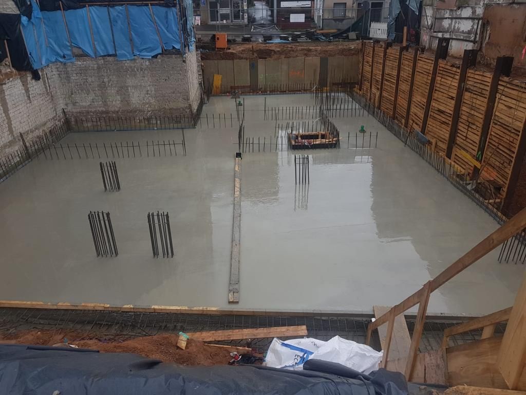 Betonage der Bodenplatte beim Neubau Mehrfamilienhaus bei Köln (NRW) Betonage der Bodenplatte beim Neubau Mehrfamilienhaus bei Köln (NRW)