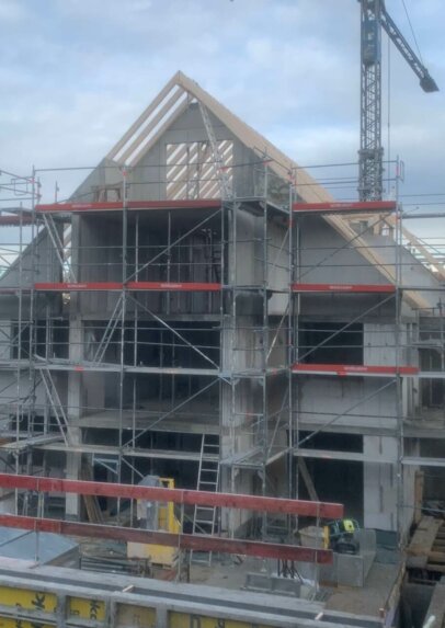 Straßenansicht Rohbau vom Neubau Mehrfamilienhaus in Baden-Württemberg