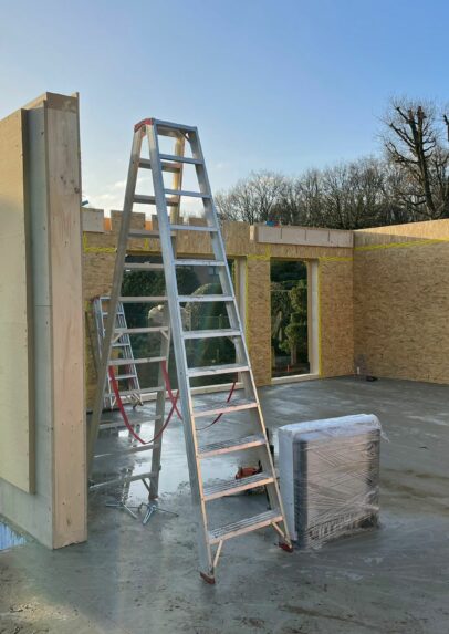 Erdgeschosswände von einem Neubau Einfamilienhaus in Fertighaus-Bauweise in Düsseldorf (NRW)