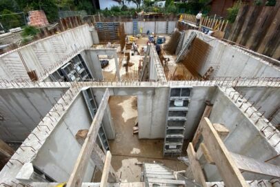 Erdgeschosswände von einem Neubau Mehrfamilienhaus mit Tiefgarage in München (Bayern) Erdgeschosswände von einem Neubau Mehrfamilienhaus mit Tiefgarage in München (Bayern)