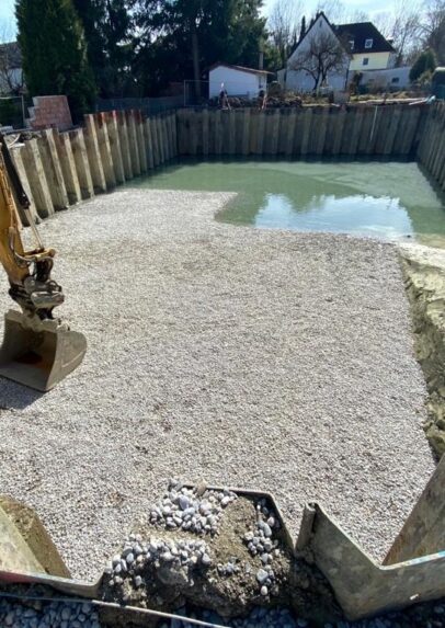 Grundwasser in Baugrube bei einem Neubau Mehrfamilienhaus mit Tiefgarage in München (Bayern) Grundwasser in Baugrube bei einem Neubau Mehrfamilienhaus mit Tiefgarage in München (Bayern)